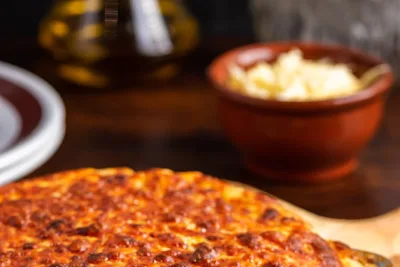 Prato gratinado servido na Cantina Baviera, no Centro de Curitiba
