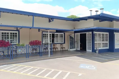 Fachada e área externa do Bar do Victor, no São Lourenço, em Curitiba