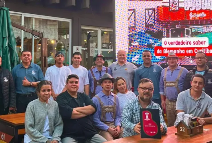 Equipe do Essen Biergarten, restaurante alemão no Centro Cívico, em Curitiba