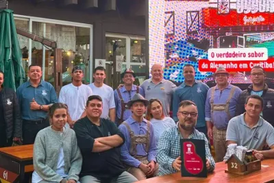 Equipe do Essen Biergarten, restaurante alemão no Centro Cívico, em Curitiba