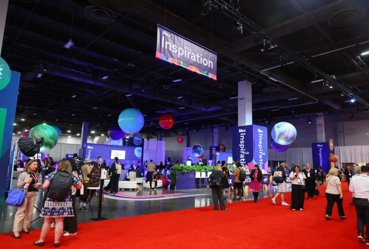 Visitantes circulam pelo espaço Inspiration Hub da IMEX America, em pavilhão de eventos em Las Vegas.