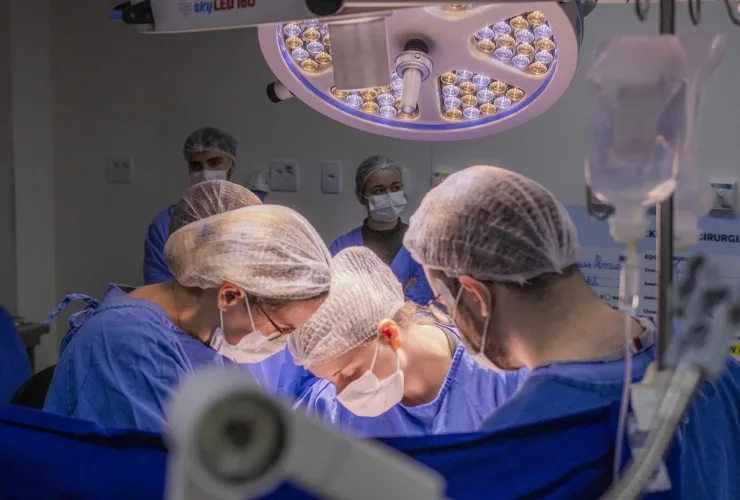Equipe médica realiza cirurgia em centro cirúrgico no Paraná