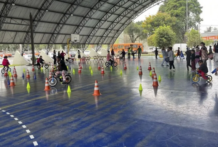 Crianças participam de atividades recreativas ao ar livre durante programação da Prefeitura de Curitiba