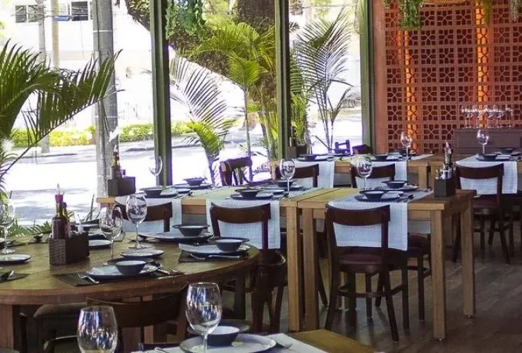 Salão do restaurante Di Paolo, no Jardim Botânico, em Curitiba, com mesas postas