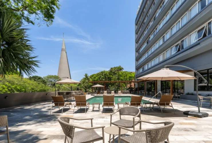 Área da piscina externa climatizada do Hotel Deville Prime Maringá