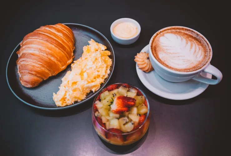 Combo com croissant, café e acompanhamentos no Festival do Café de Curitiba 2026; foto Nath Fotografia, divulgação