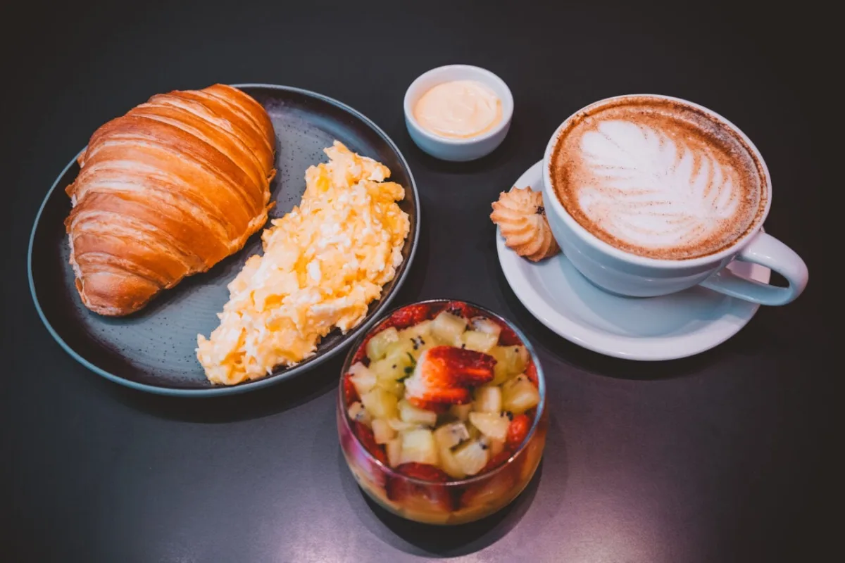 Combo com croissant, café e acompanhamentos no Festival do Café de Curitiba 2026; foto Nath Fotografia, divulgação