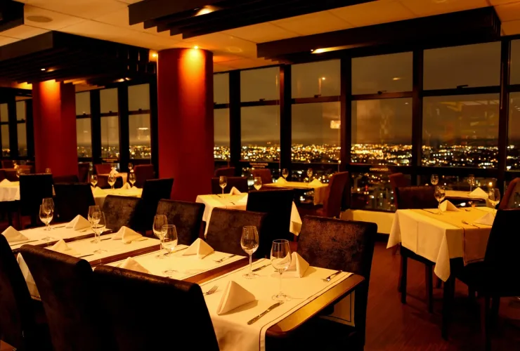 Salão do restaurante Terrazza 40, na cobertura do Champagnat Tower, no Bigorrilho, em Curitiba