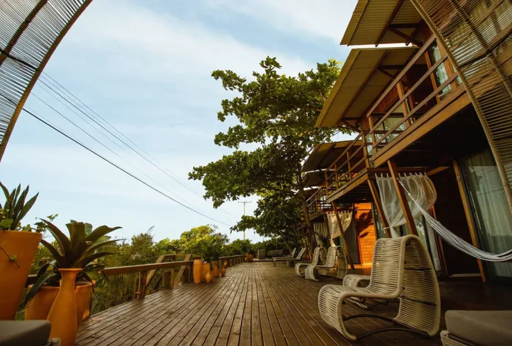 Deck de madeira da Ilha do Mel Lodges, na Praia do Istmo, em Nova Brasília, na Ilha do Mel