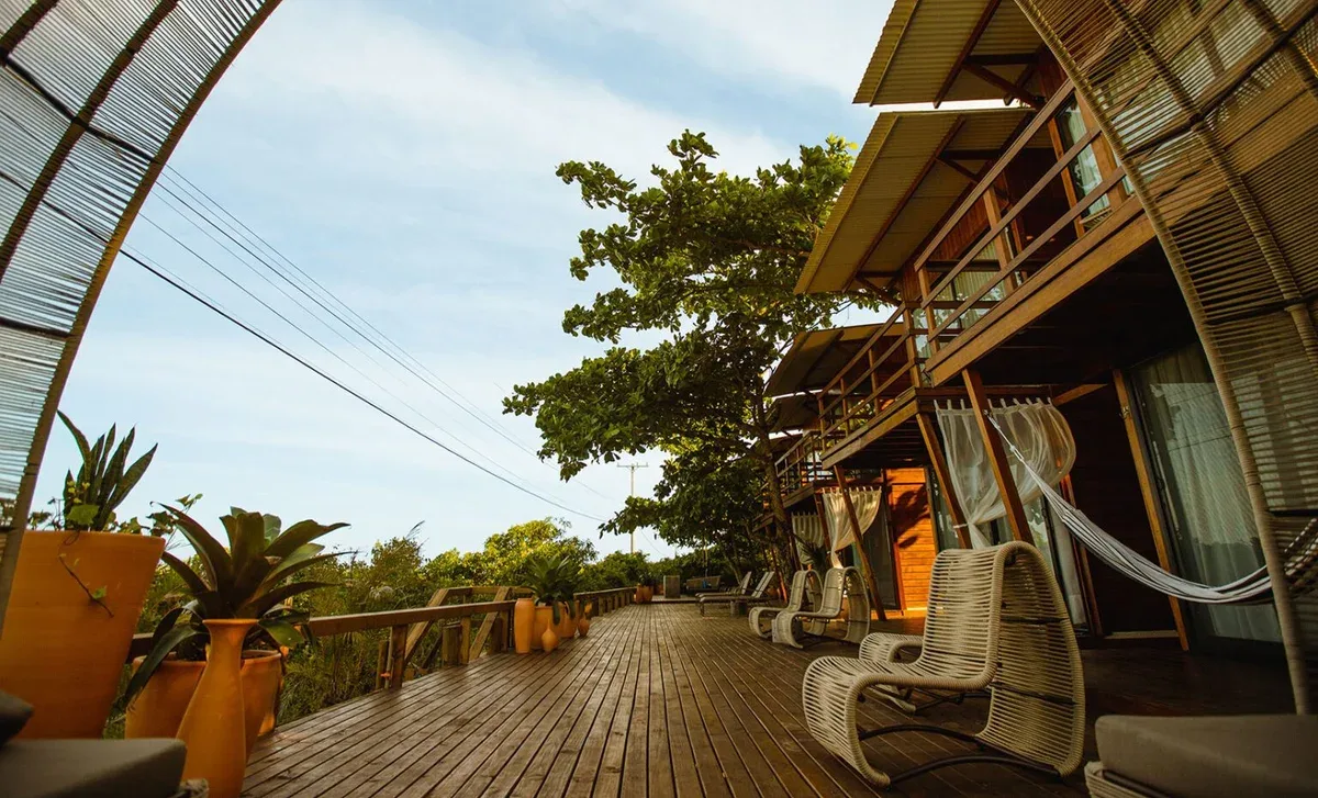 Deck de madeira da Ilha do Mel Lodges, na Praia do Istmo, em Nova Brasília, na Ilha do Mel