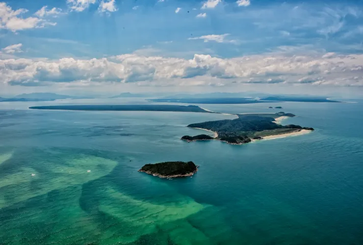 Vista aérea da Ilha do Mel, em Paranaguá, com praias, vegetação e a baía ao redor