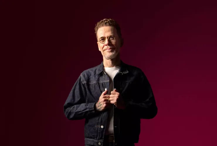 Nando Reis posa para foto de divulgação da turnê com shows no Paraná