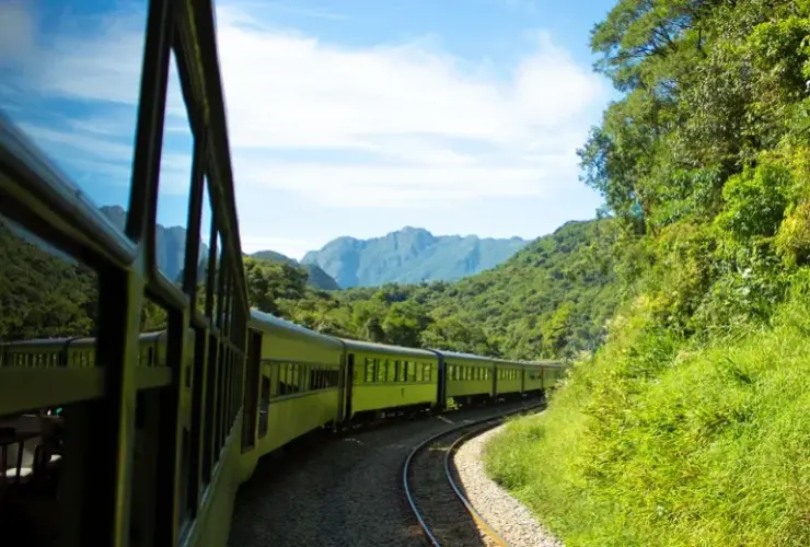 Excursão de trem a Morretes e Antonina é uma das opções para quem deseja conhecer o litoral do Paraná
