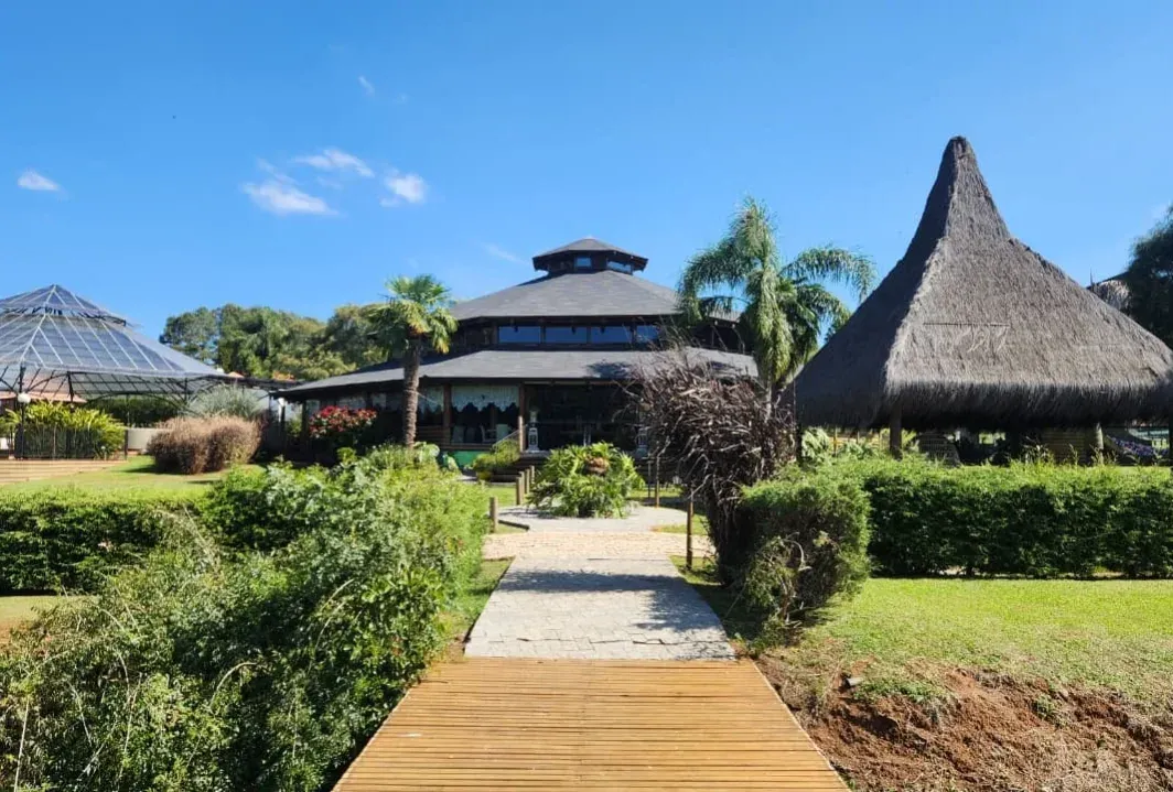 Virá Farm Hotel combina bangalôs sobre lago e experiências de bem-estar no Paraná