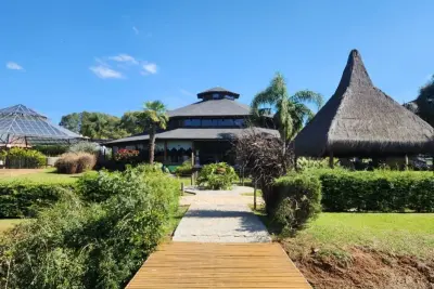 Virá Farm Hotel combina bangalôs sobre lago e experiências de bem-estar no Paraná