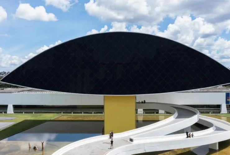 Fachada do Museu Oscar Niemeyer, em Curitiba, símbolo cultural do Paraná que modernizou seu sistema de segurança eletrônica.