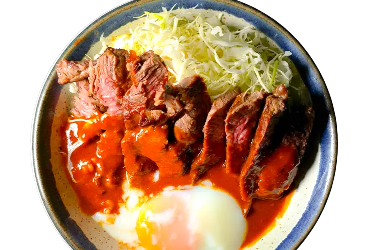 Steak Don servido em tigela pelo Ippai Ramen, com carne, ovo e vegetais.