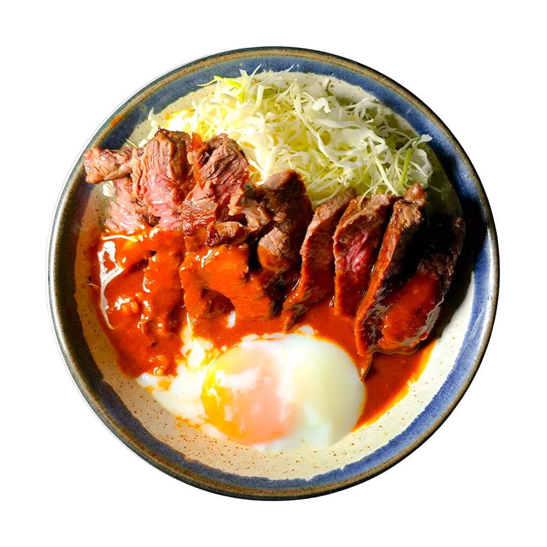 Steak Don servido em tigela pelo Ippai Ramen, com carne, ovo e vegetais.