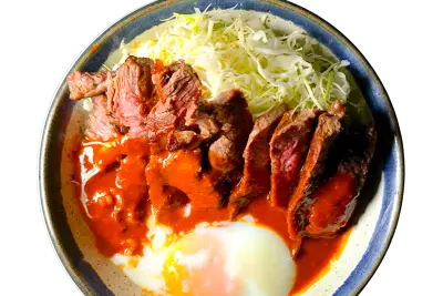 Steak Don servido em tigela pelo Ippai Ramen, com carne, ovo e vegetais.